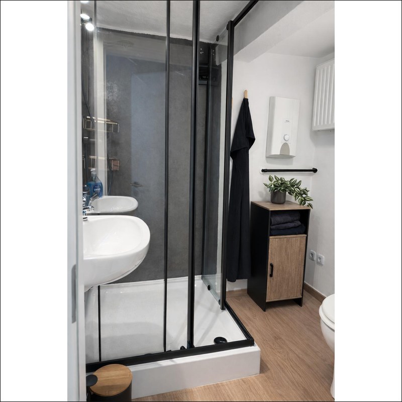 Bad EG – Seitenansicht Dusche und Waschbecken