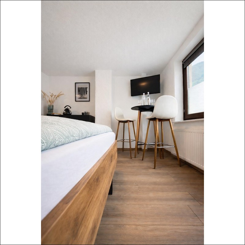 Quartier 01 – Blick auf Bett und Arbeitsbereich